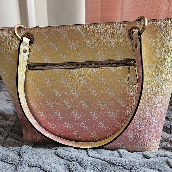 βοΈ Guess Ombre Tote π - Picture 3 of 7